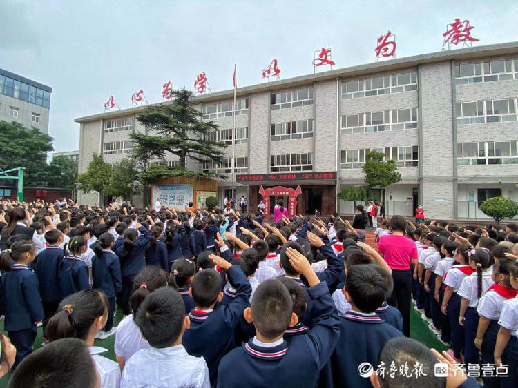 我向国旗敬个礼济南文东小学新学期首次升旗仪式学生唱响国歌