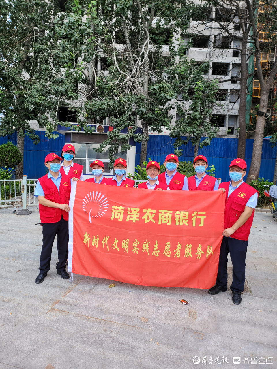菏泽农商银行党员红马甲志愿服务队协助文明交通安全出行