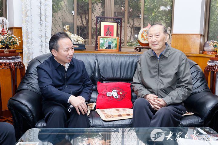 节前夕,省委书记李干杰走访慰问了在济的正省级老同志赵志浩,陆懋曾