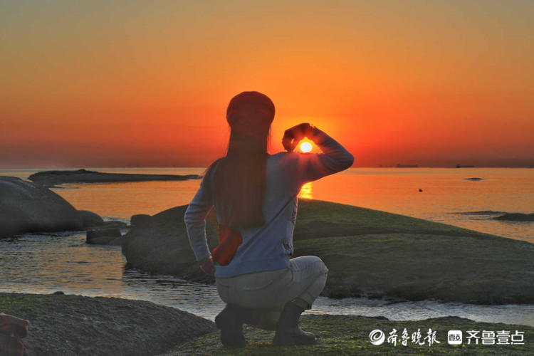情报站晨光初曦日照灯塔公园日出璀璨夺目让人一眼为之着迷
