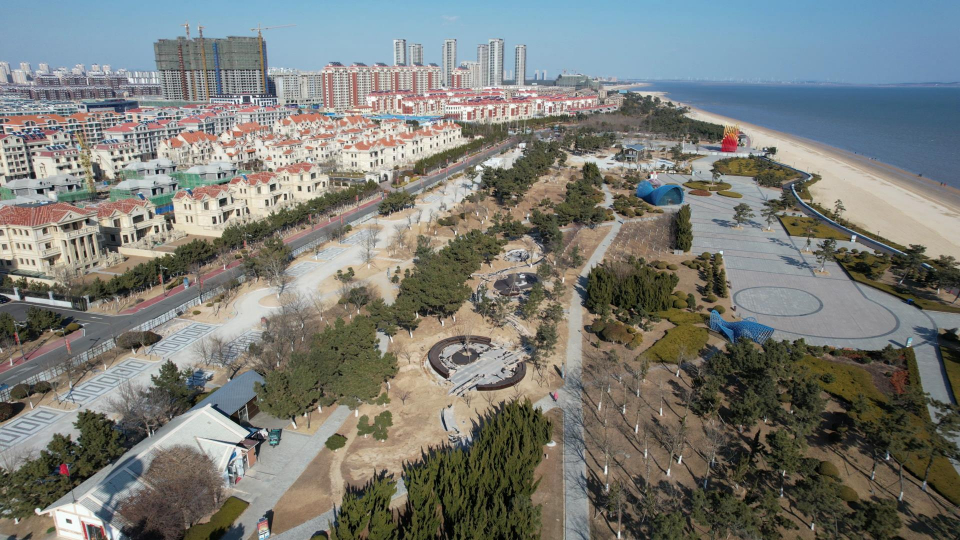 近日,不少路过威海南海新区公园的居民发现,南海公园主雕与副雕之间的