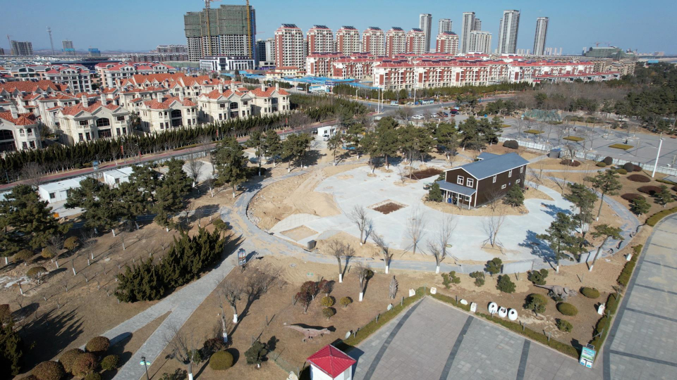 近日,不少路过威海南海新区公园的居民发现,南海公园主雕与副雕之间的