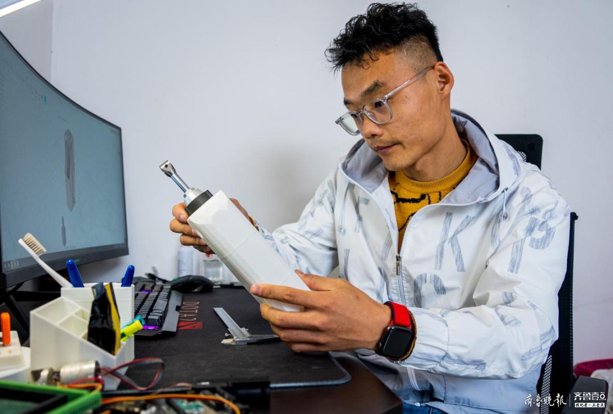 泪光中透着硬核理工男梁开宇开挂义肢改造