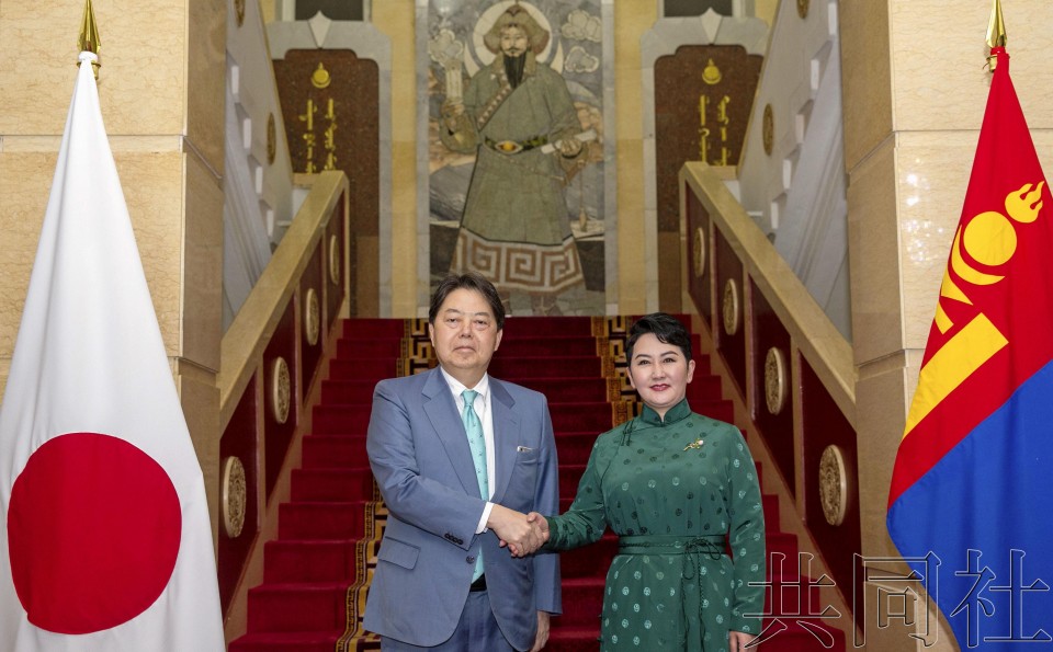 日本外相林芳正与蒙古国外长巴特策策格(右)握手.