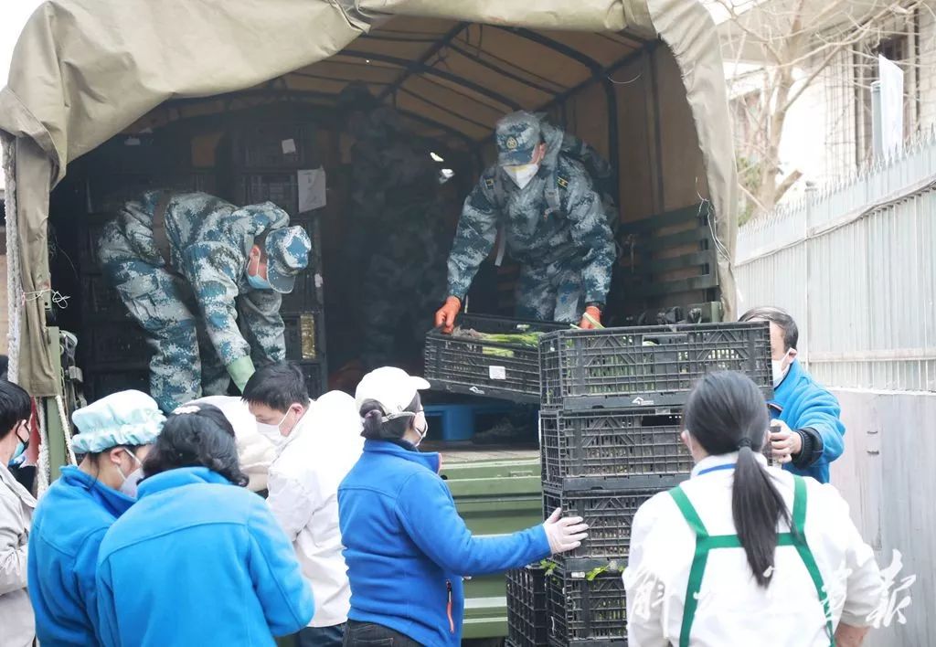 2月4日,驻鄂部队抗击疫情运力支援队官兵为群众运送生活物资.