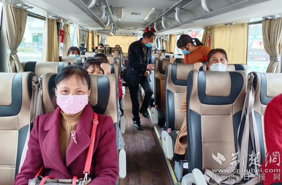 24名返岗群众乘车去武汉.通讯员供图