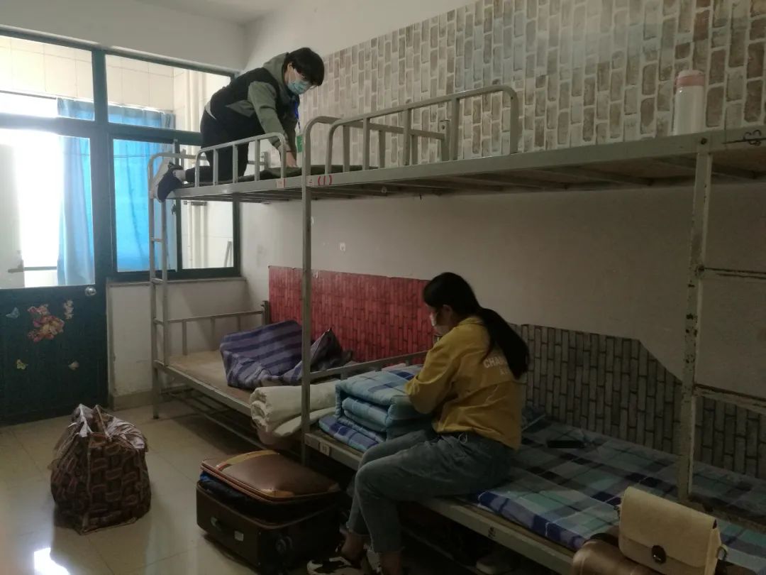 潍坊商校宿舍,8人间改为4人间,采用上下铺,脚对脚方式住宿