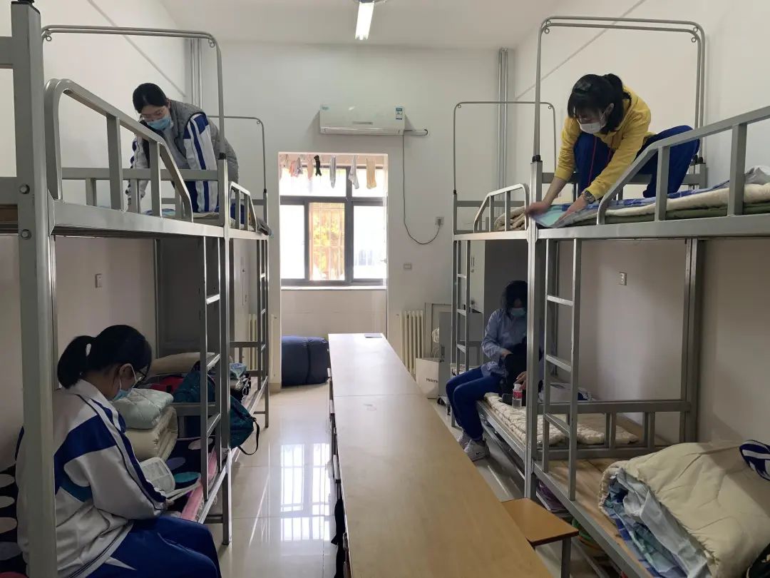 济南西城实验中学学生整理宿舍内务
