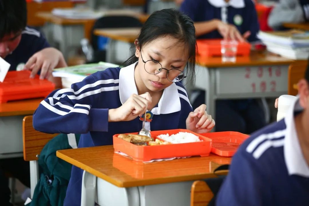 在珠海斗门区城东中学,共有22个班1100多名初三学生返校,学校在错峰