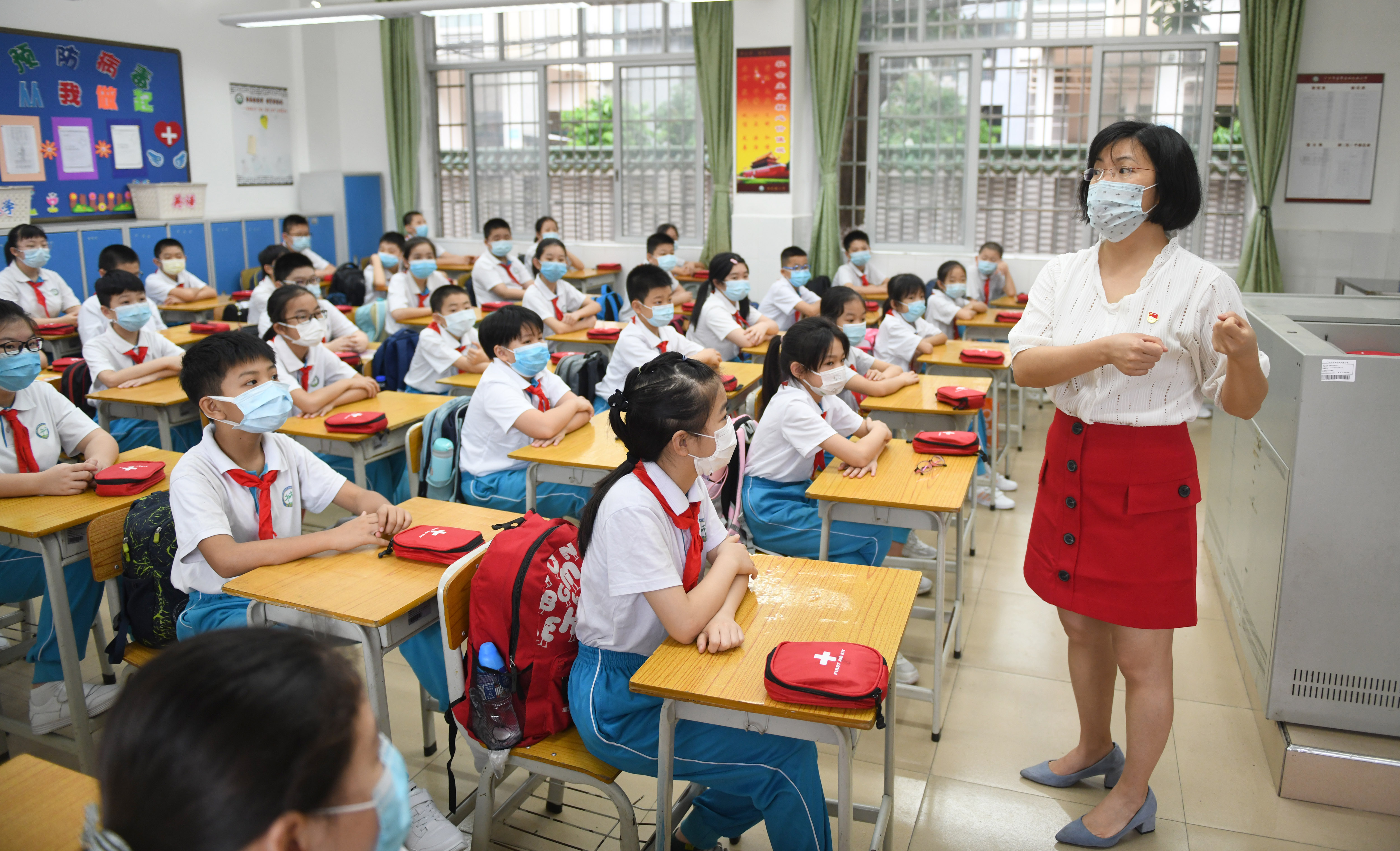 5月18日,广州市荔湾区林凤娥小学五年级学生在上开学第一课.