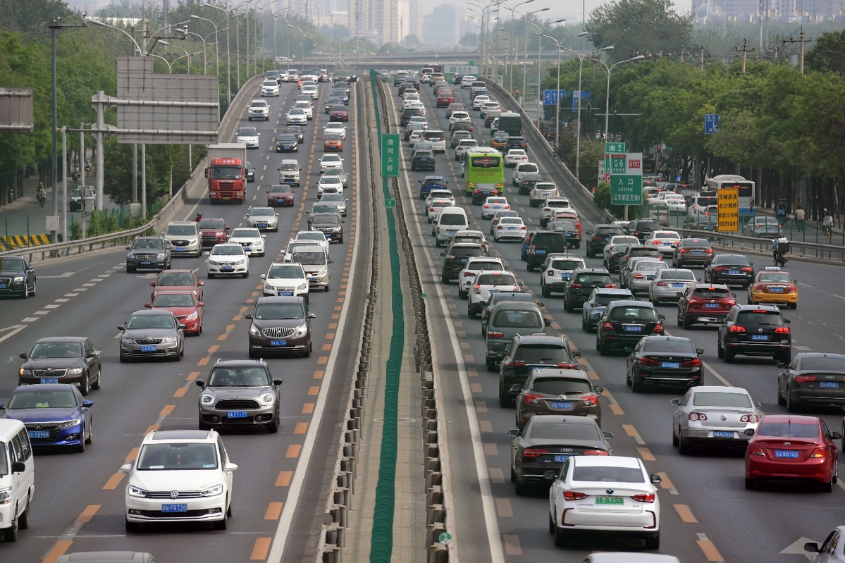 2020年5月5月,北京g6高速清河收费口迎来返京车流高峰.