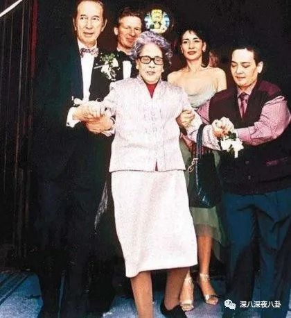 1981年,备受赌王喜爱,黎婉华的大儿子何猷光和妻子相继车祸而死