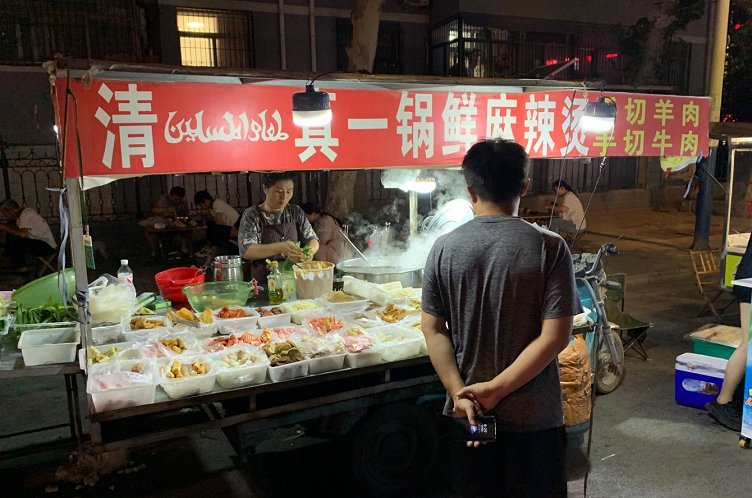 菏泽最火的地摊夜市—和平南路,深藏着上百种街头美食