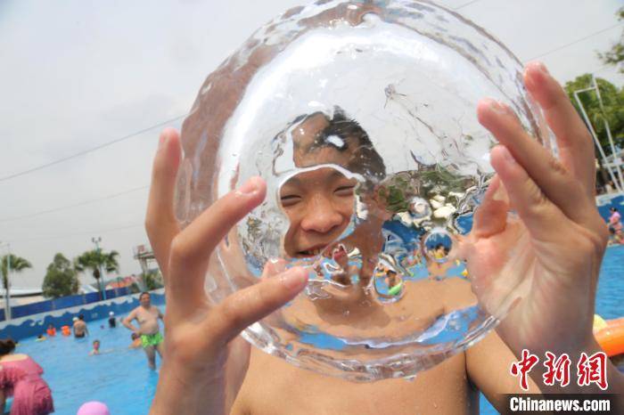 涪陵红酒小镇水上乐园连日举行了多场夏季消暑活动,其中冰桶挑战赛