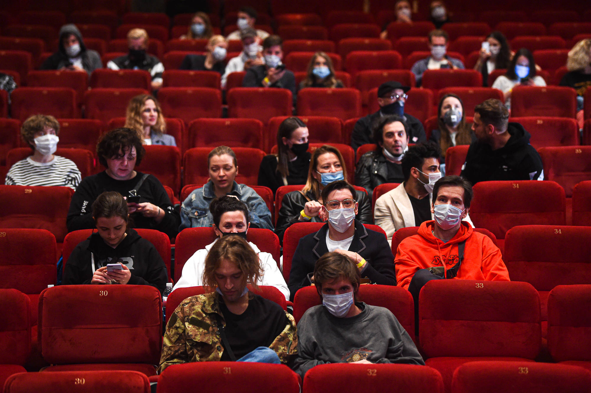 7月31日,戴口罩的观众进入俄罗斯首都莫斯科一家电影院的放映厅.