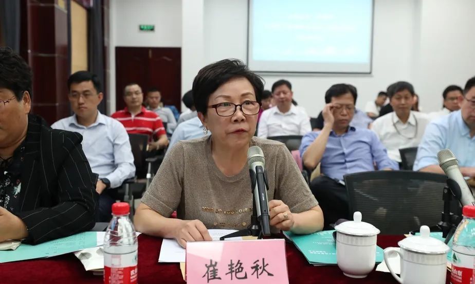 崔艳秋 黄浦区半淞园路街道精文苑小区业委会主任,街道《住户守则》