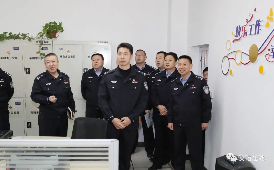 莱阳市副市长兼公安局长孙涛和干警们在一起