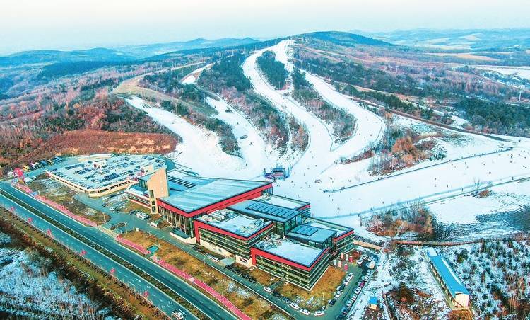 近日,省内各大滑雪场陆续"开板"迎客,拉开了吉林省冬季冰雪旅游的序幕