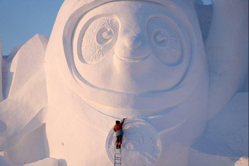 组图堆雪人玩出新高度50余名雕塑师8天造出巨大冰墩墩