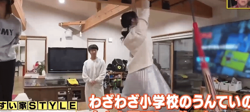 了客厅房子肯定也不会小家里有那么多小孩在妃翠朋友中间也毫无违和感