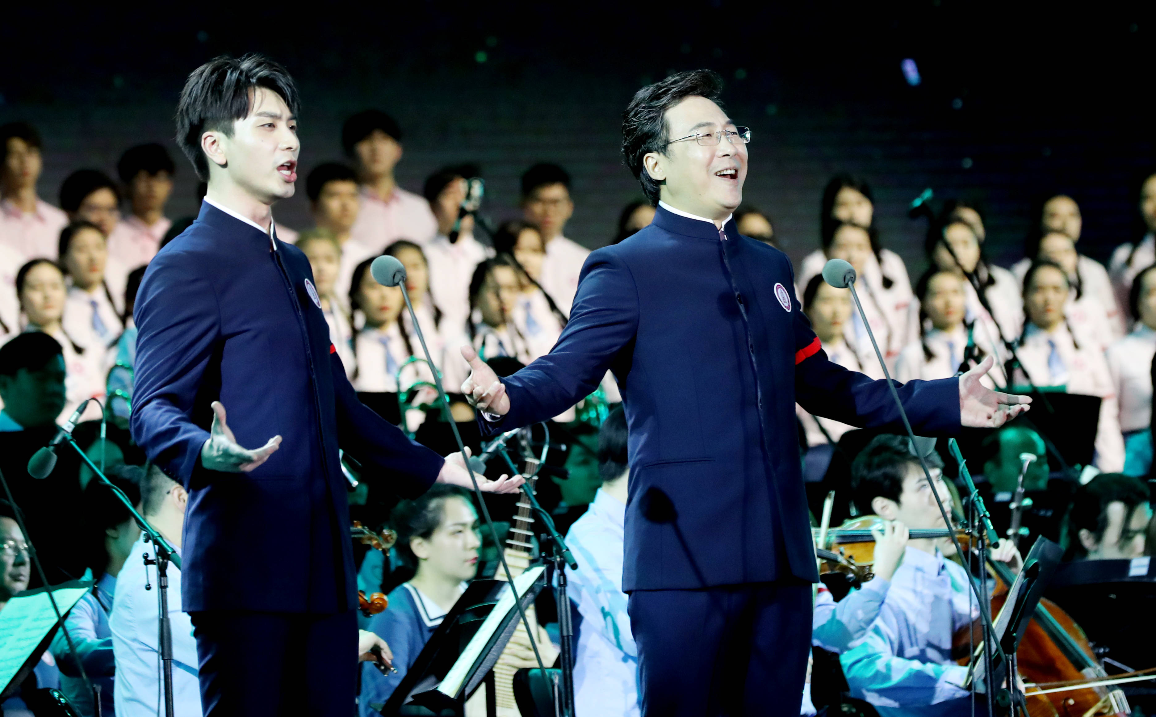 5月23日,歌唱家廖昌永(前右)领衔演唱《过雪山草地》.
