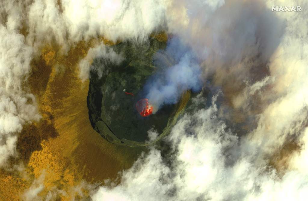 省政府24日宣布,尼拉贡戈火山喷发造成的死亡者增至32人(卫星图像)