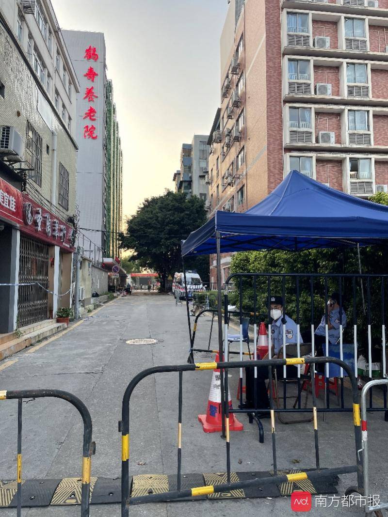 直击荔湾白鹤洞街:食品配送车挂着"广州加油"横幅驶过马路