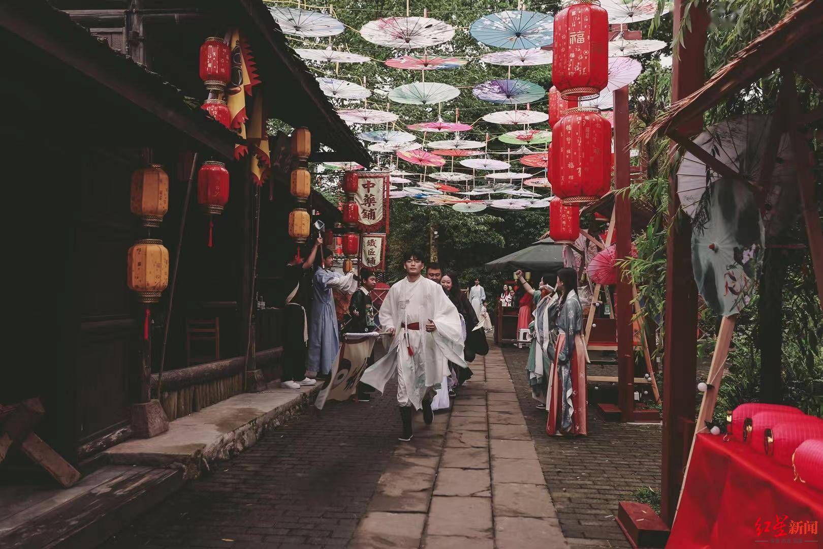 这个剧本杀玩得嗨整个小镇都是它的游戏场馆