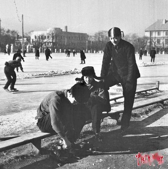 中青报老照片1958年,全国学生滑雪运动会上,成年男子