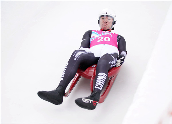 由1至2名运动员仰面躺在雪橇上,双脚朝前从1000至1500米的滑道上向下