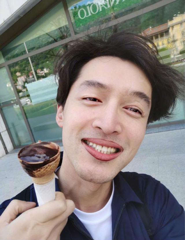 不仅如此,之后吴镇宇儿子费曼还借此帮胡歌p图,更是