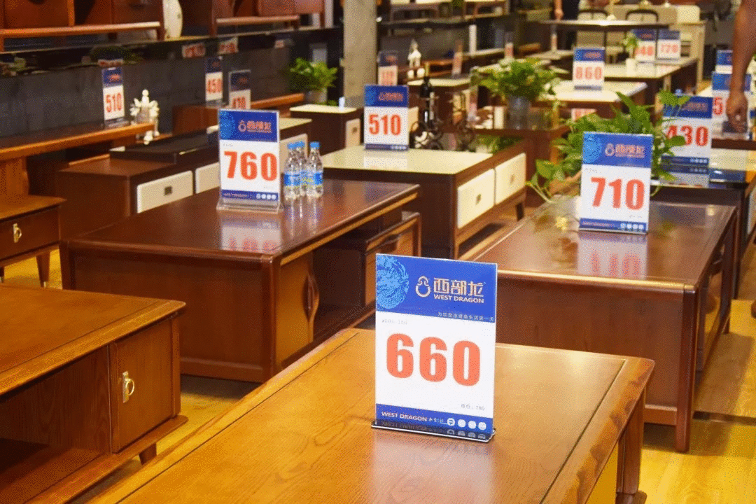 而家居广场内经营的种类,包括以茶几,餐桌,鞋柜,影视柜为主的小件