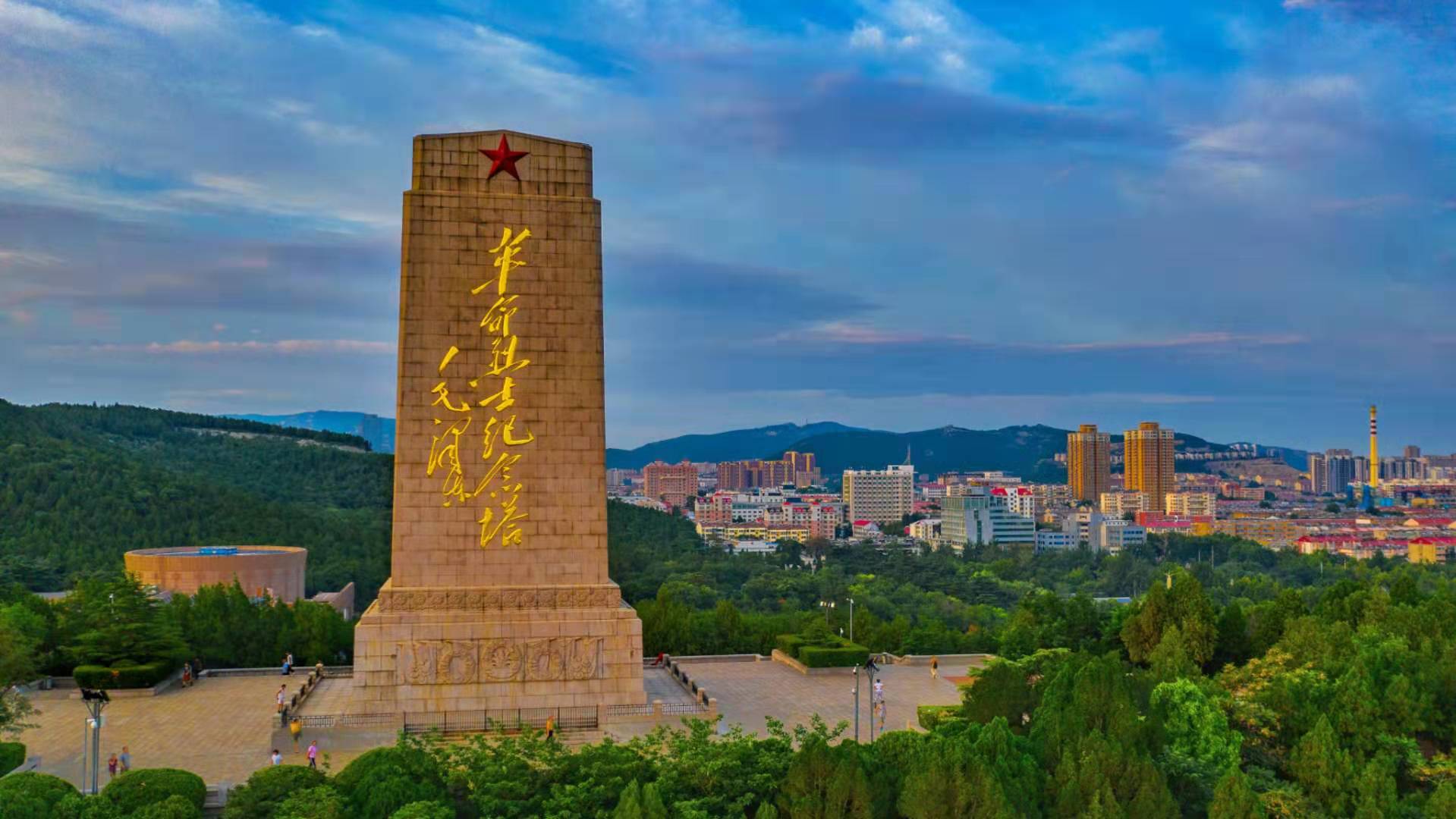瞰齐鲁庆八一俯瞰济南英雄山纪念碑巍峨耸立