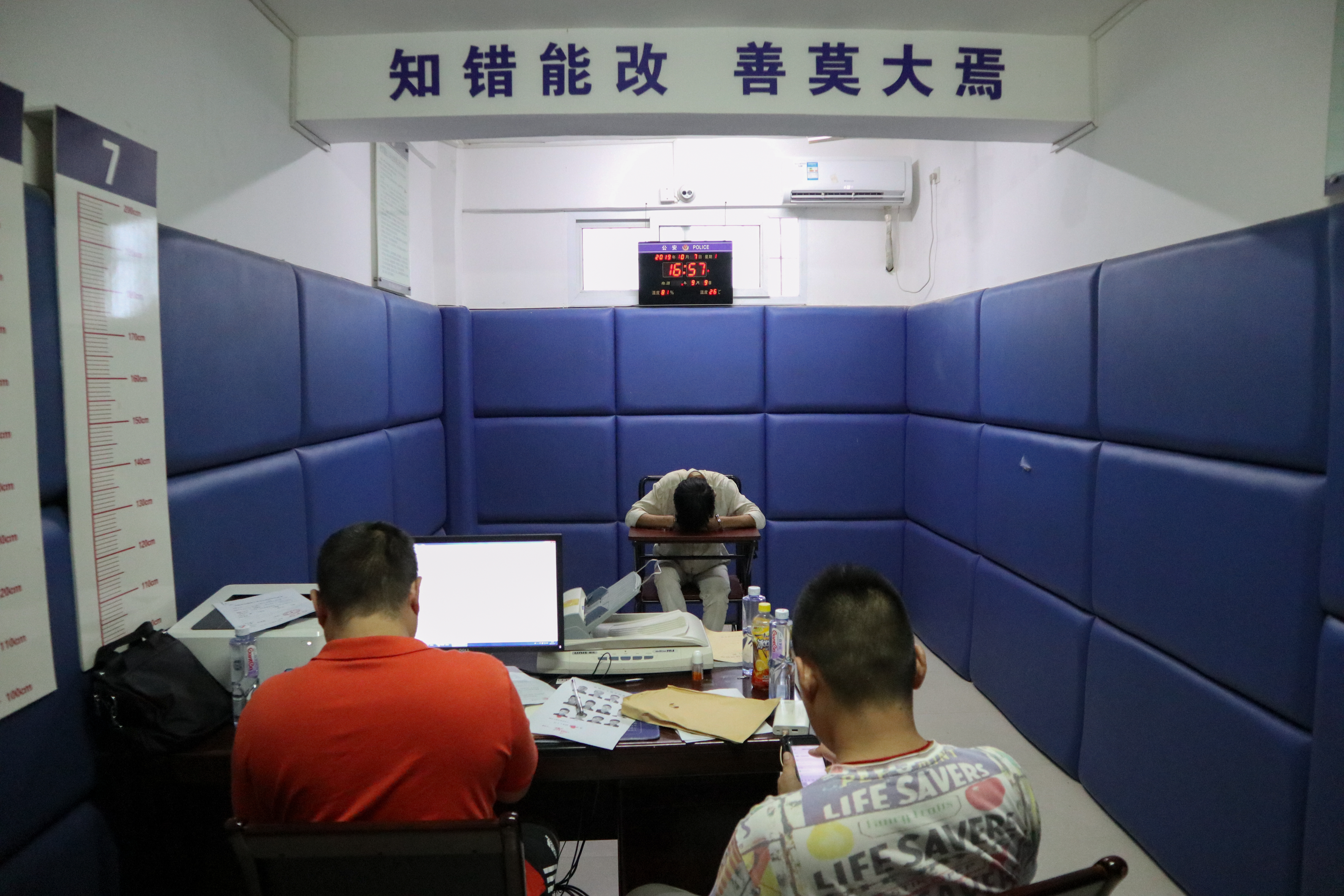 在厦门警方审讯室,民警对逃犯吴某进行第一次讯问.