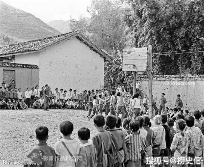 上世纪七八十年代农村学校篮球场