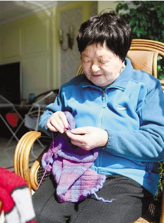 "毛衣奶奶"15年坚持为孩子"织爱"