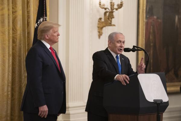 1月28日,在美国华盛顿白宫,美国总统特朗普(左)与以色列总理内塔尼亚