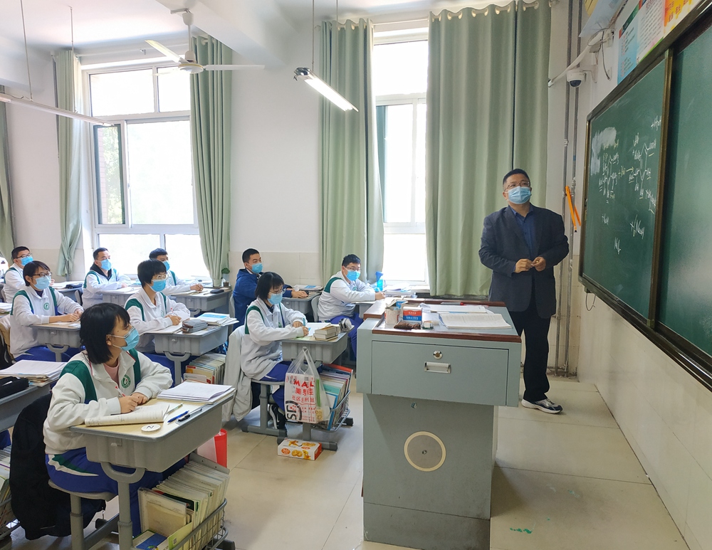 济钢高中教师许师用责任和担当守护高三学子的梦想