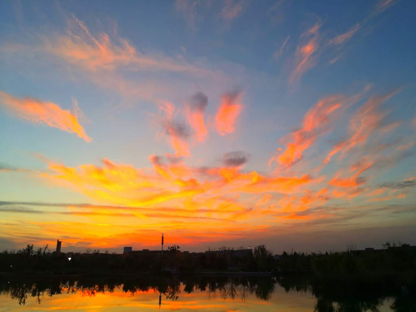 处暑华山夕阳红,湖天一色烁金熔