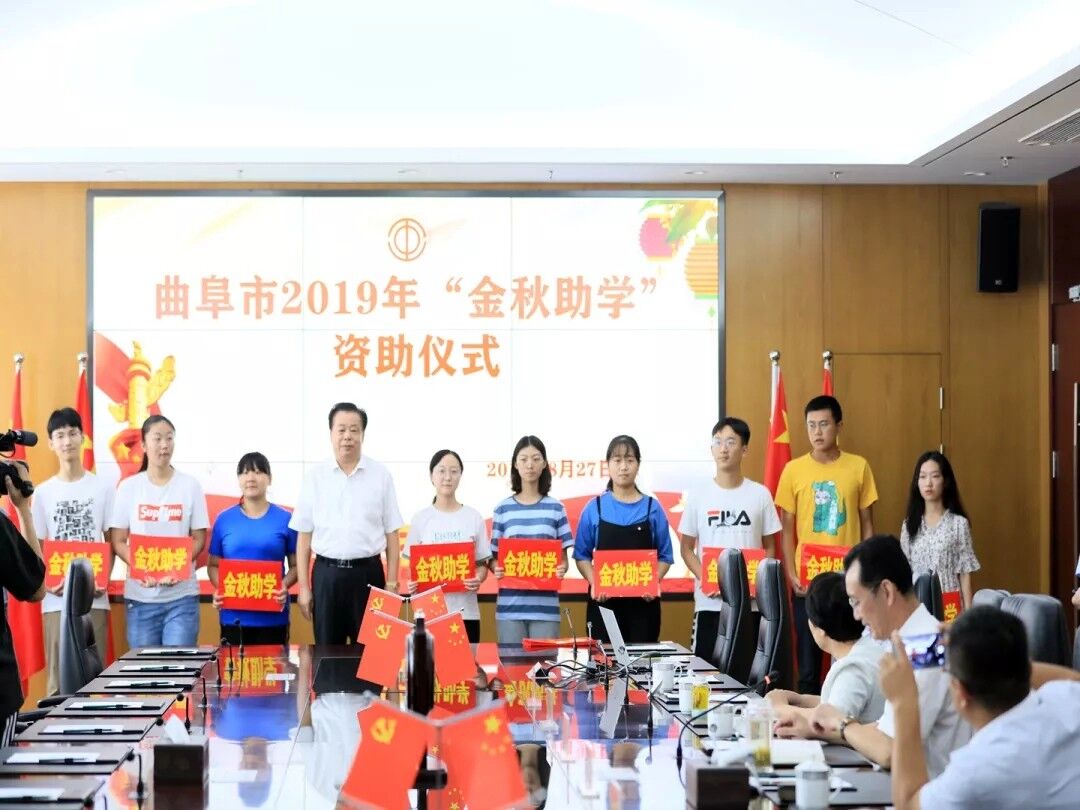 在金秋助学仪式上,爱心企业东宏管业董事长倪立营为受助学子代表发放