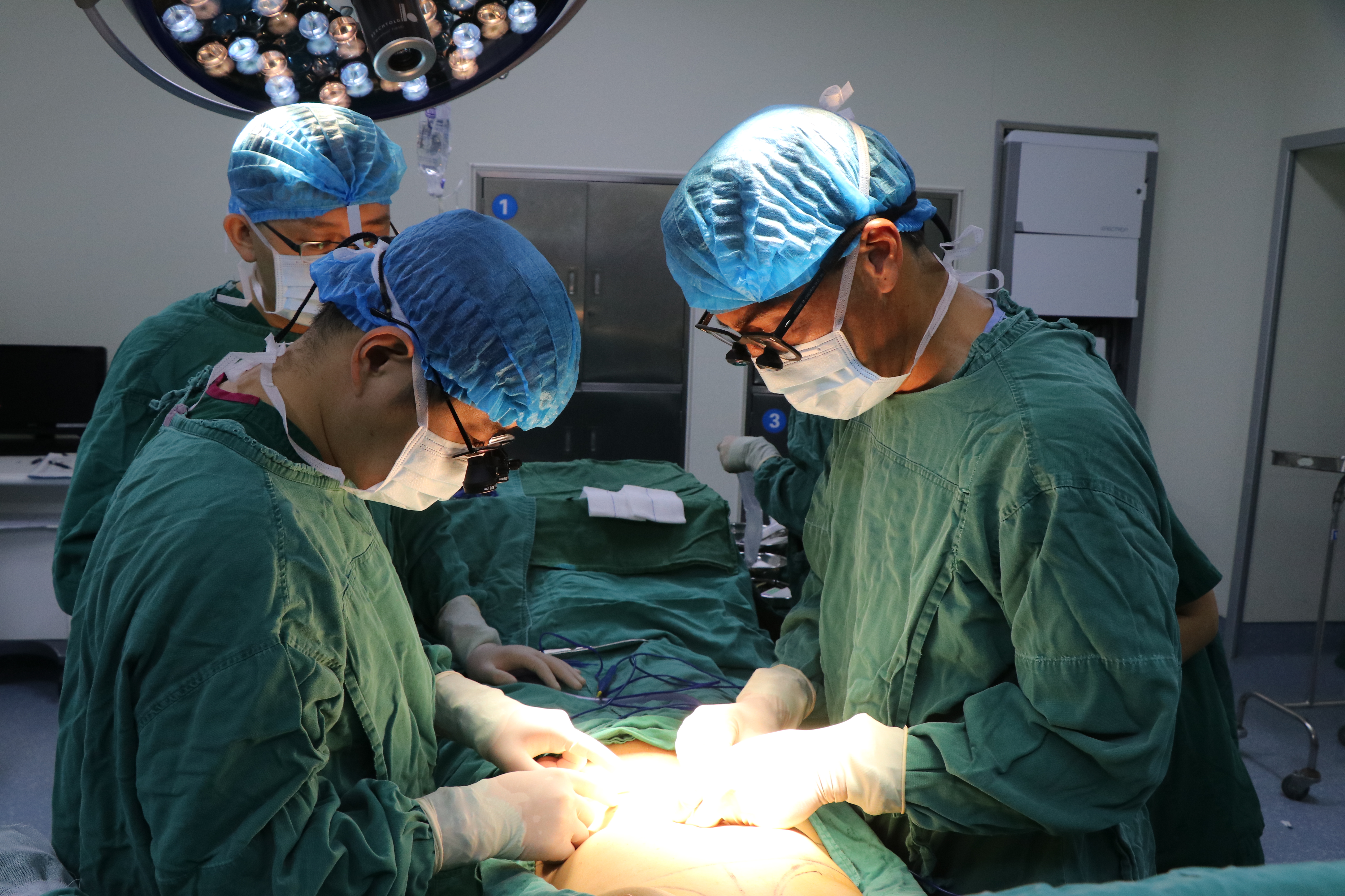 美国知名乳房重建专家来中心医院进行手术指导