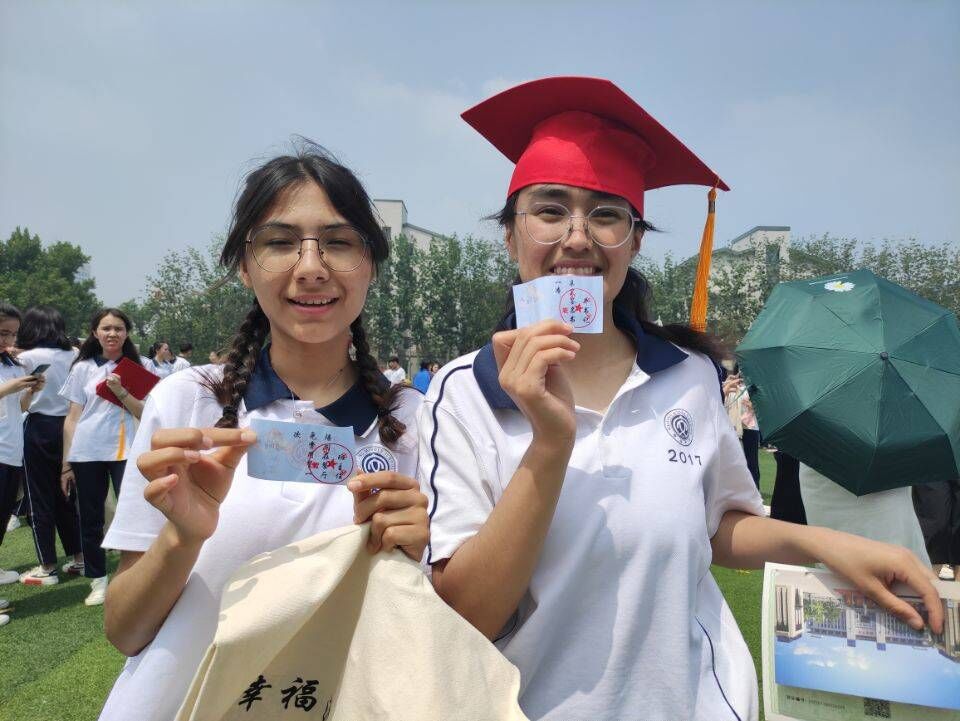 评气质女神,校长表演节目……高三学子毕业典礼满满都