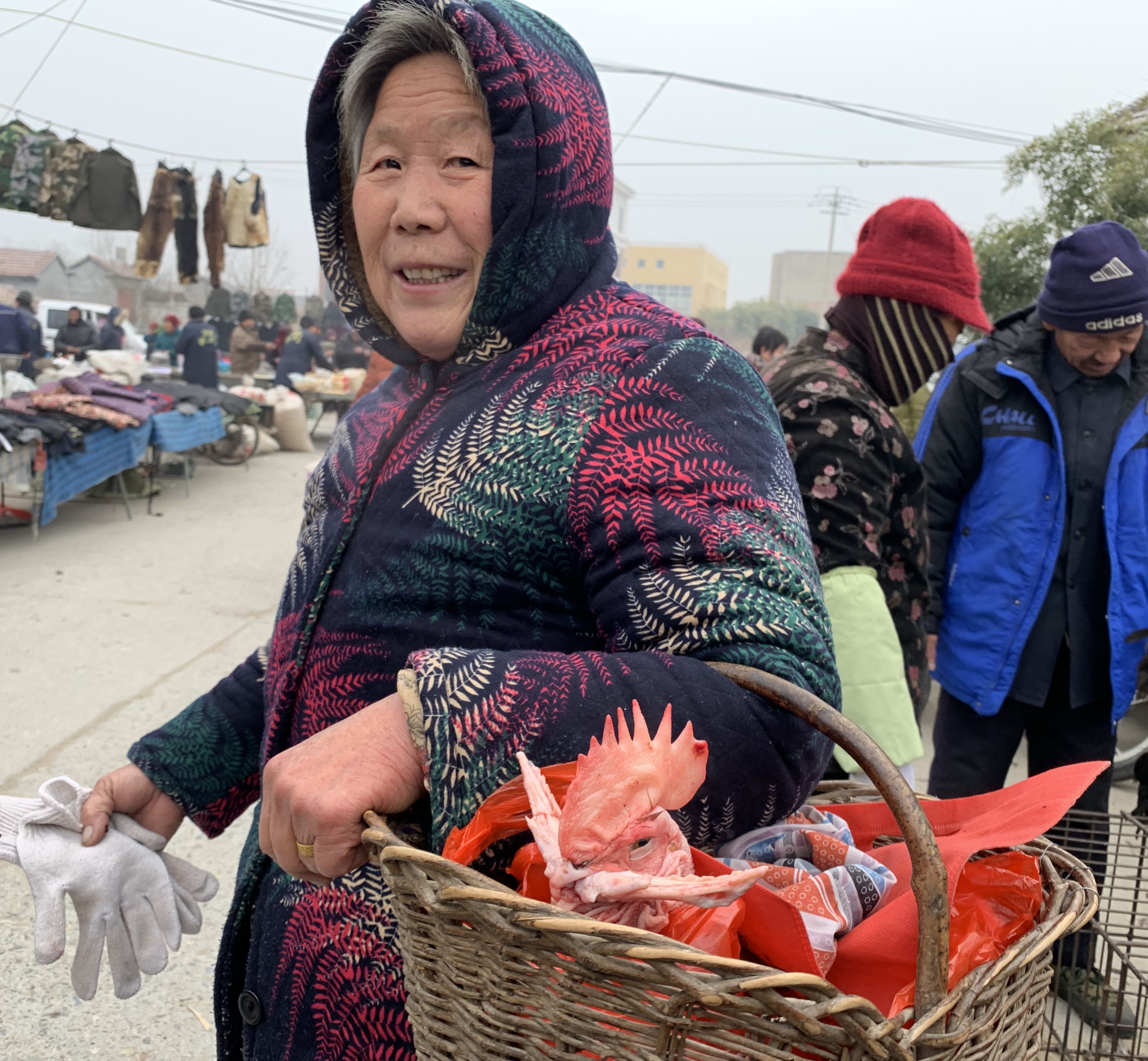 拎只鸡回家过年泰安黄前大集上赶集忙