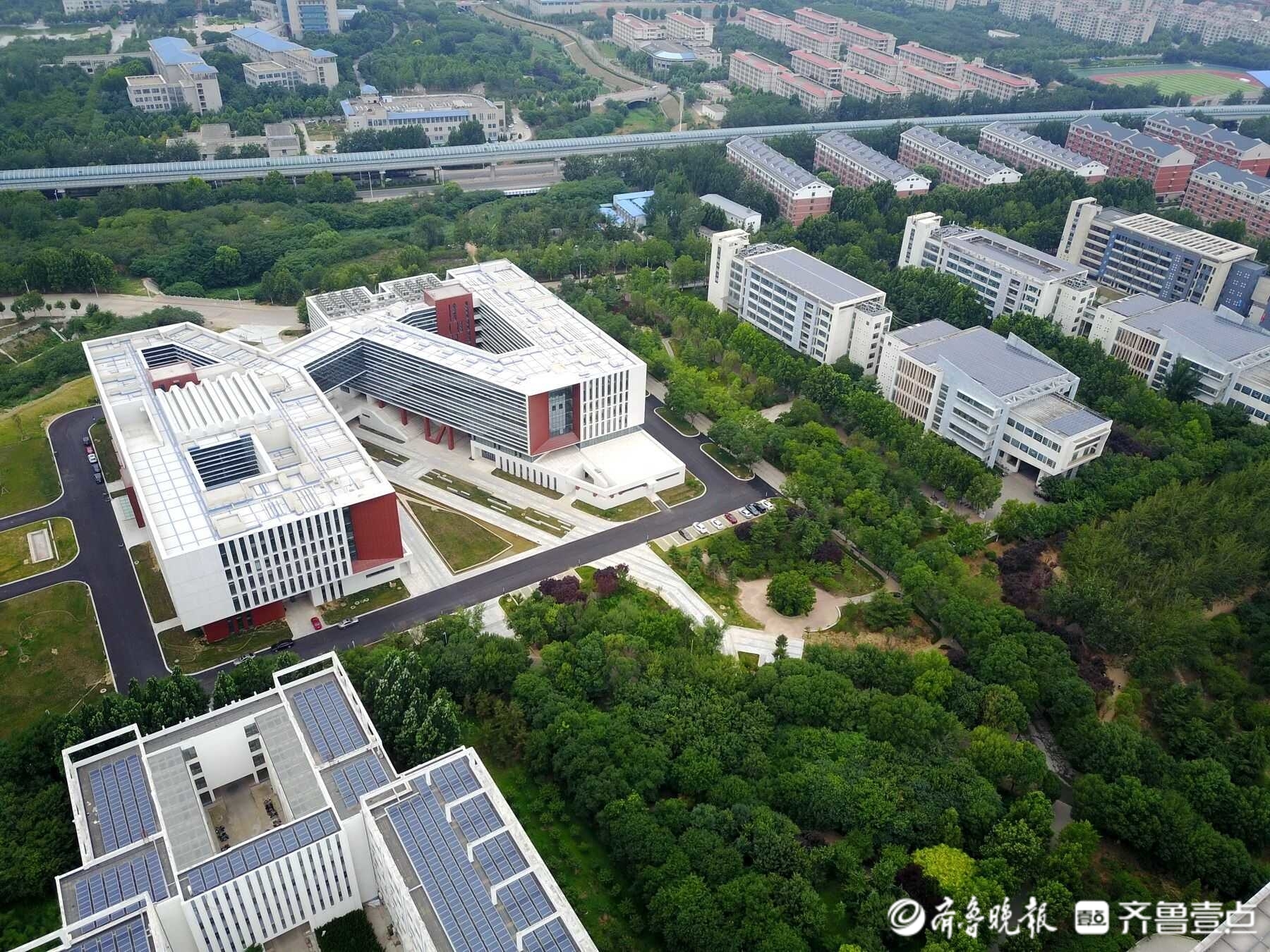 航拍长清湖畔的齐鲁工业大学校园