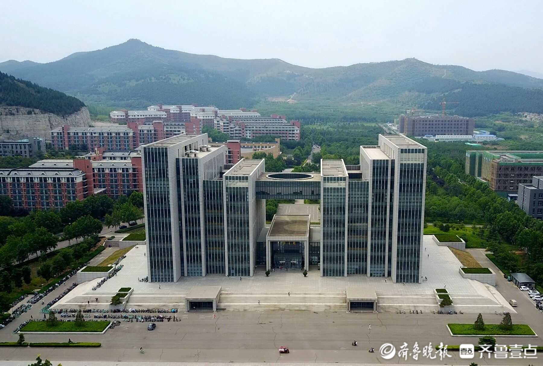 高考季探营航拍山东师范大学长清湖校区美景