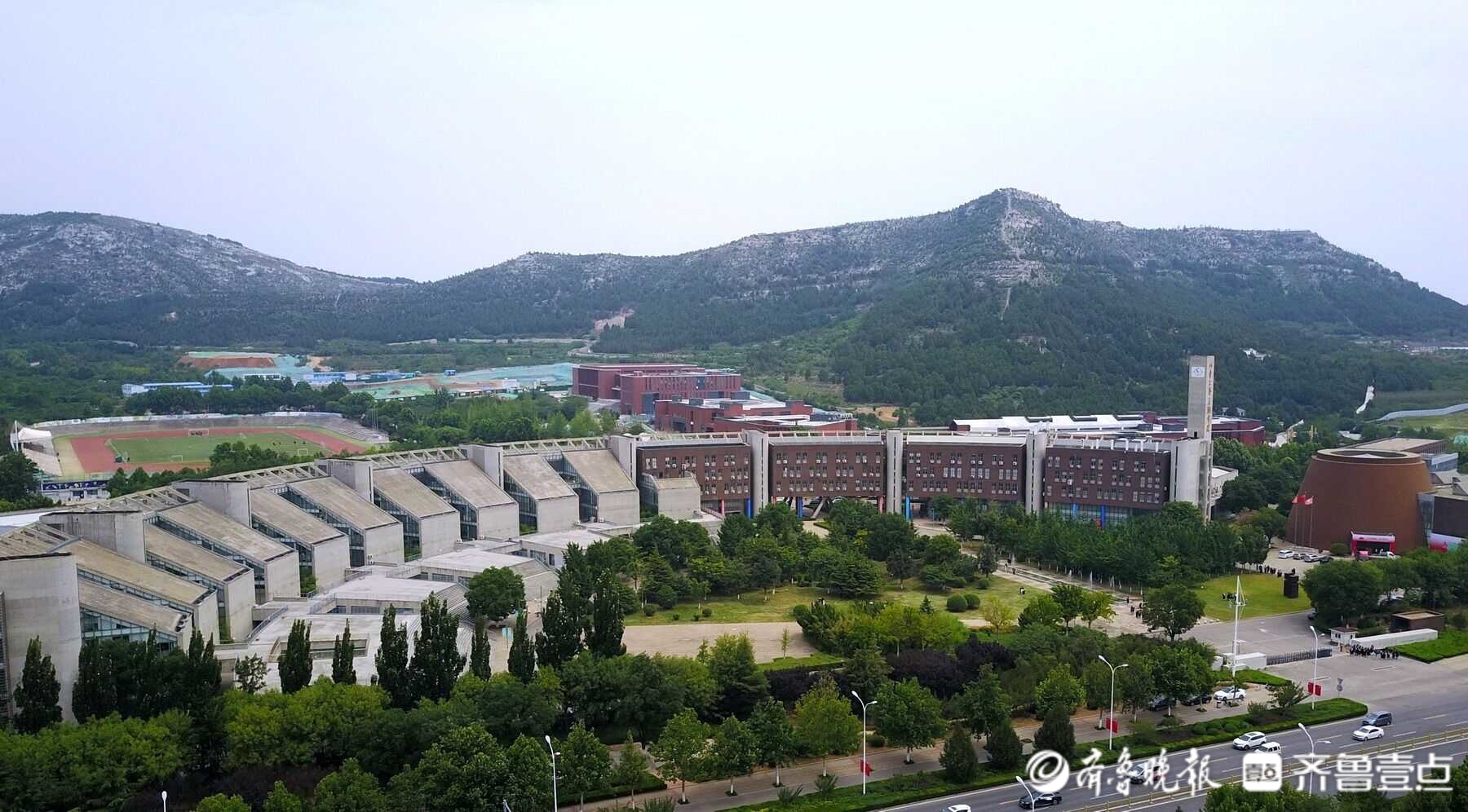 航拍群山环抱风格独特的山东工艺美院长清校区
