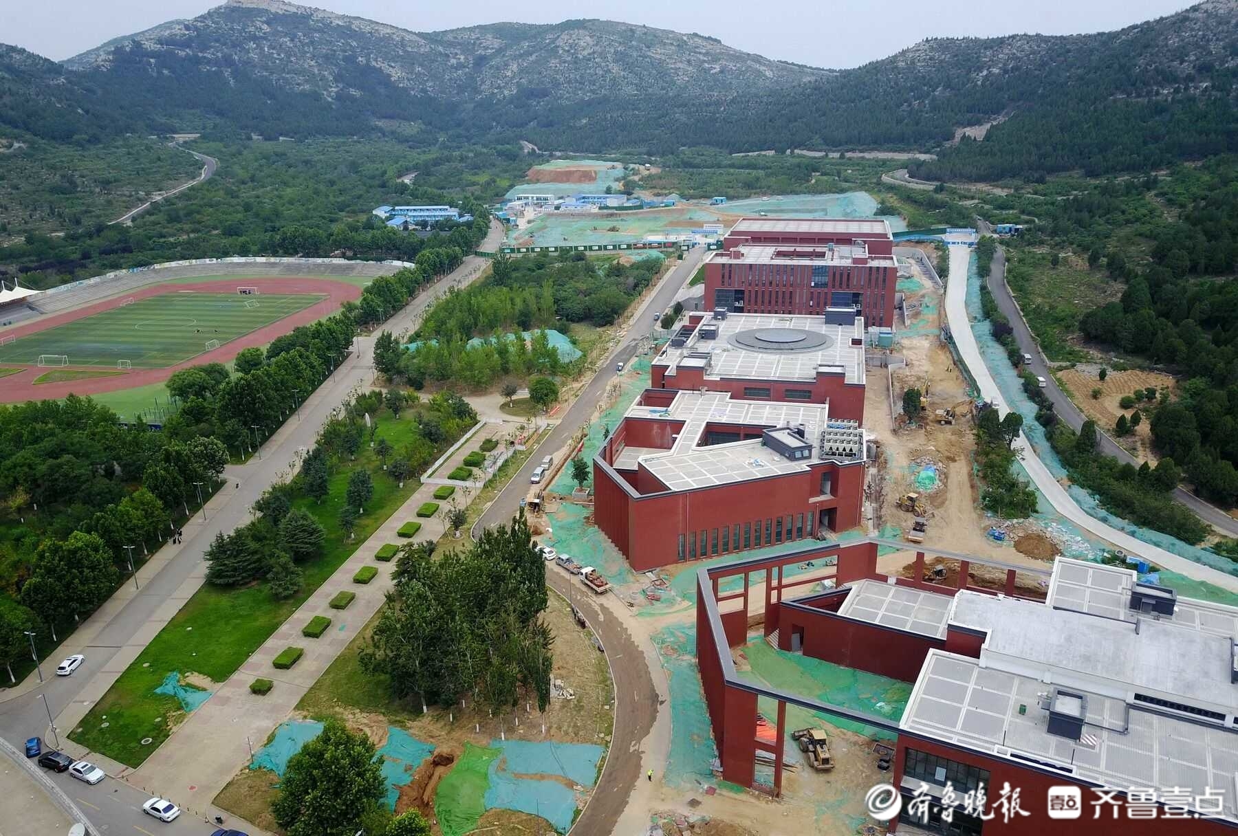 航拍群山环抱风格独特的山东工艺美院长清校区