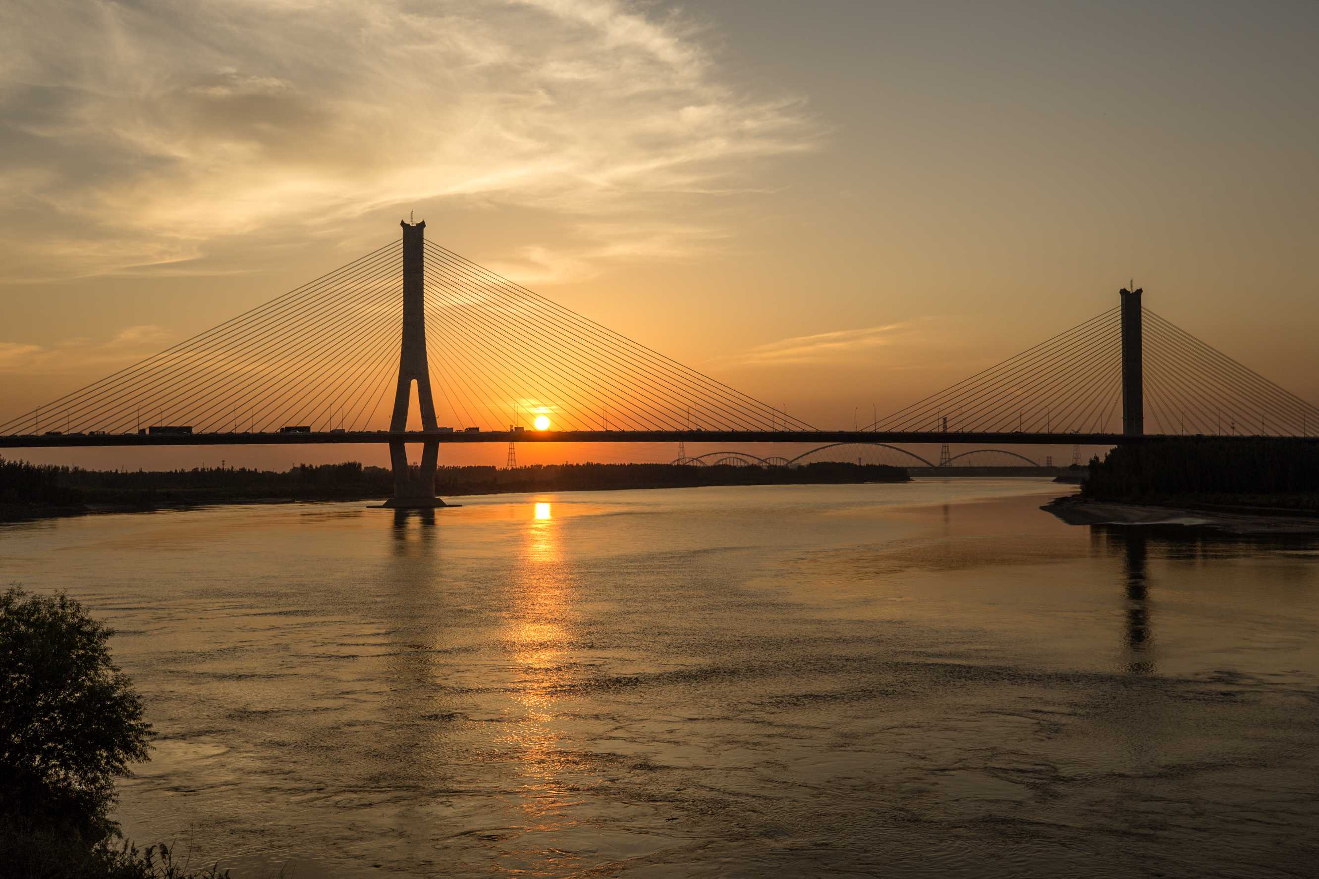 太壮观啦夕阳下的济南建邦黄河大桥