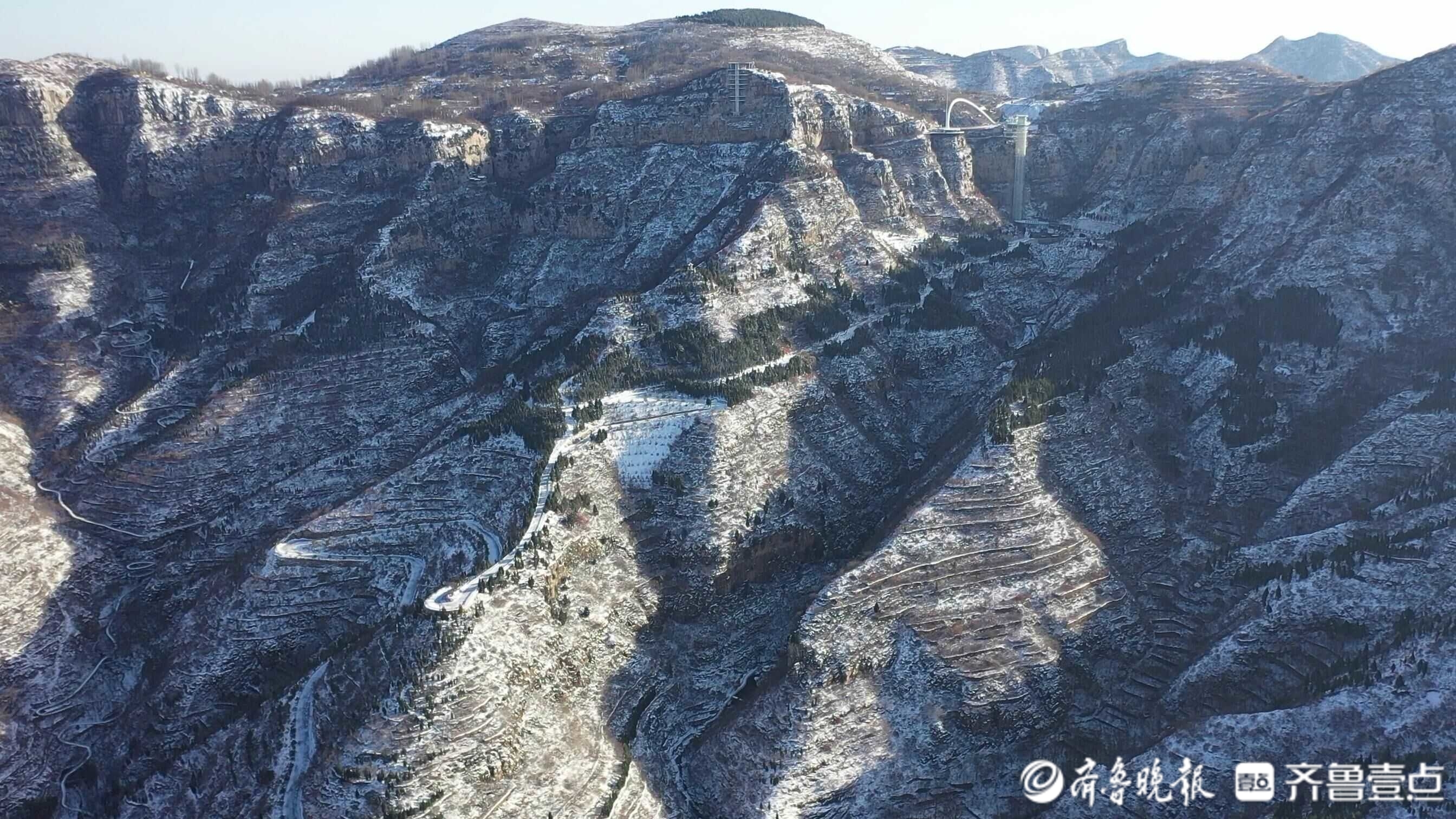 鲁中山区八百米高山峦迎来初雪素雅雪景和绿色树木构成美丽景观