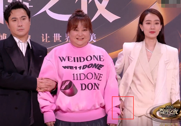 张小斐插兜失败挽起贾玲与沈腾合照成绑架姿势